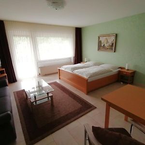 Großes Zimmer mit Kingsize-Bett